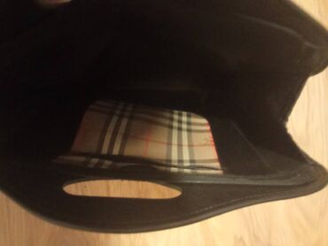 Torbe: Dve originalne Burberry torbe . Iz osamdesetih godina . Bile su u — 7