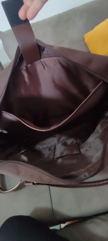 Torbe: Nove poslovne tasne.Braon odlicno organizirana 2000 din.Crna 1500 — 5