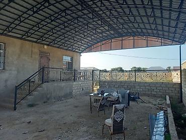 Dəmir konstruksiyalı, tağ formasında geniş dam–üstü örtük və dekorativ