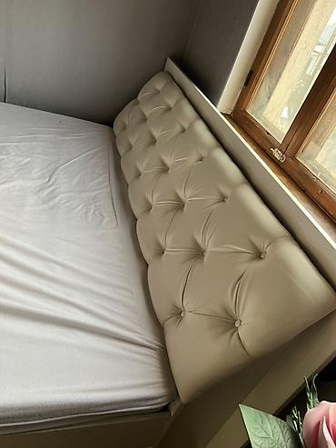 Спальные гарнитуры: Спальный гарнитур в современном светлом исполнении. Состав: - — 4