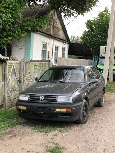 Volkswagen: Volkswagen Vento: 1993 г., 1.8 л, Механика, Бензин, Седан