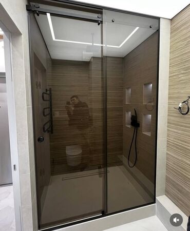 Другая сантехника: Просторная ванная комната в современном стиле, облицованная светлой — 5