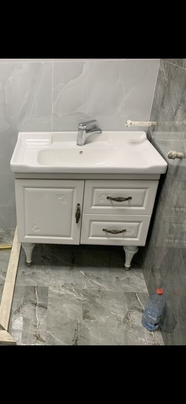 moydadır qiymətləri: Ağ rəngli, keramik lavabo və alt hissəsi ağ rəngli, sağ tərəfində iki