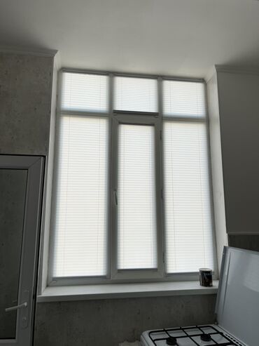Жалюзи и рольшторы: Предлагаются различные виды жалюзи для окон. В наличии рулонные шторы — 10