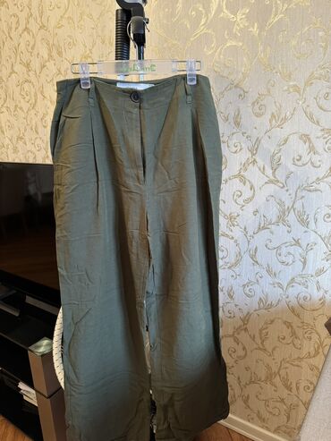 Şalvarlar: Women's Pant Bershka, L (EU 40), rəng - Yaşıl