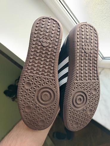 bağlı sandallar: Unisex gündəlik idman ayaqqabısı - Rəng: qara üstlük, ağ detallarla — 2