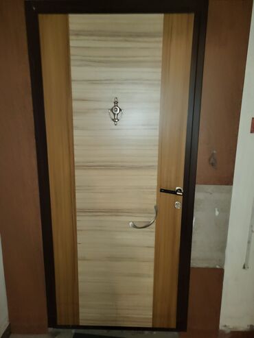 Giriş qapıları: Taxta dekora malik dəmir giriş qapısı Məhsul təsviri: - Material