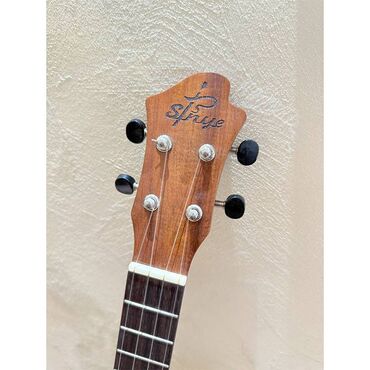 Gitare: Na prodaju ukulele sa srećnom detelinom! Veličina: 26 inča Prednja — 8