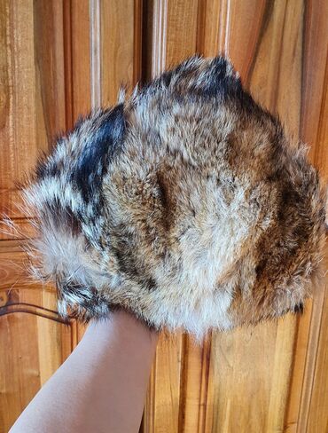 ruske kape za zimu: Šubara je nova, od krzna polarnog vuka. Pretopla.
Za manji obim glave