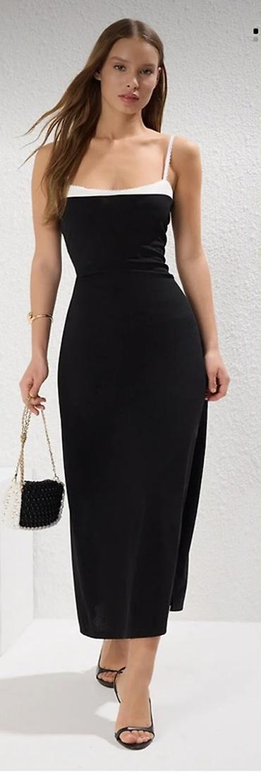 drap palto modelleri: Qara ağ detallı uzun don - Stil: Minimalist və zərif, bədənə oturan — 1