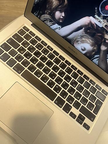 macbook air m4: Apple MacBook Air noutbuku - Model: MacBook Air (gümüş alüminium — 4