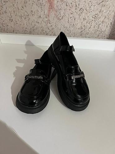 qiz ucun sepler: 35 razmer qız üçün laklı qara loafer ayaqqabı - Parlaq (lak) üst — 1
