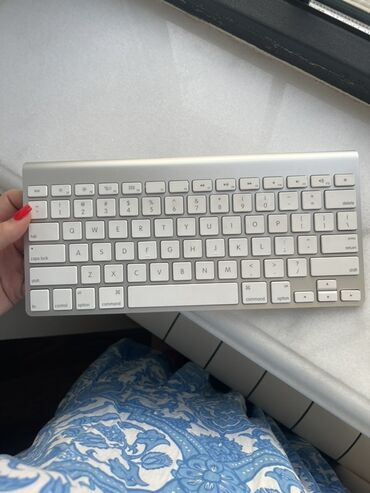 Klaviaturalar: Apple Wireless Keyboard klaviaturası. Gümüşü rəngdə, yığcam