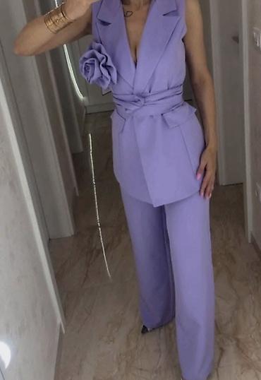 teget baletanke: Komplet elegantan– prsluk i pantalone s cvetnim detaljem na ramenu. - — 1