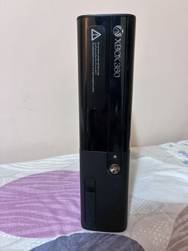 телефонов бу: Игровая приставка Microsoft Xbox 360 в черном глянцевом корпусе