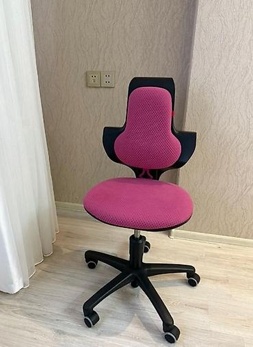 Erqonomik ofis/stul - Rəng: çəhrayı oturacaq və bel hissəsi, qara