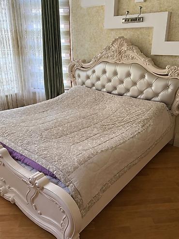 Klassik üslubda yataq otağı dəsti - Yataq: Oyma naxışlı, yumşaq