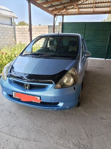 спорт машина: Автомобиль Honda Fit, представленный в синем цвете, является