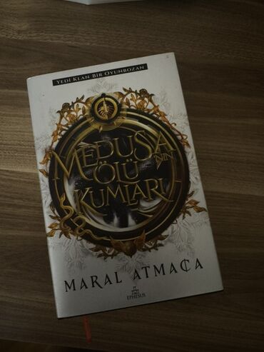 Maral Atmaca tərəfindən yazılmış “Medusa Ölüm Kumları” kitabı, maraqlı