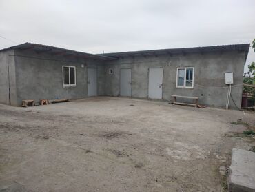 Sex, zavod və fabriklər: Ferma/təsərrüfat kompleksi - Uzunluğu boyunca tikilmiş, beton divarlı — 10