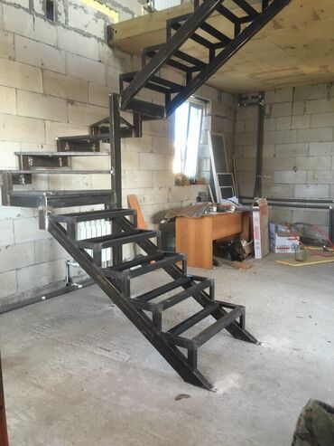 Pilləkən məhəccərləri: Demir pilləkənlər evlere bağ evlərinə yerinə uyğun dəmir — 9