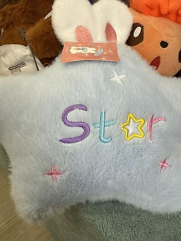 Игрушки: Мягкие игрушки — набор Описание: - Плюшевый котик-бродячка с багетом — 39