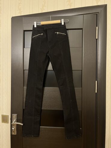 Atlama ipləri: Zara yan cibləri ve arxa eteklerde zamok olan, dar, uzun qara cins — 3