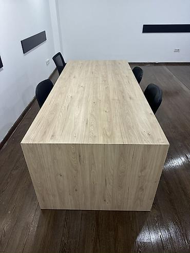 isci masa: Ofis/konfrans masası – açıq ağac teksturalı, minimal dizayn - Tip — 3