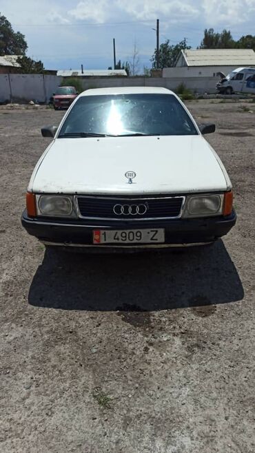 дом на колесо: Белый седан Audi 100 с четырьмя дверями и люком. Автомобиль оснащен
