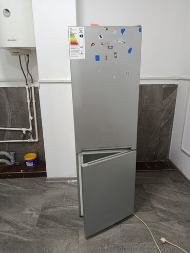 Pitiminutkalar: Beko iki qapılı soyuducu .tam işlək vəziyyətdədir.qazi da var. 200
