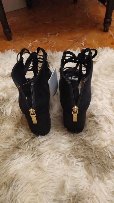 Γυναικεία είδη Υπόδησης: Παπούτσια.
Καινούργια, αφόρετα.
Πολύ άνετα, μέγεθος 38 — 4