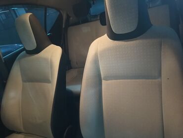 Toyota: Toyota Aqua Hybrid – ağ rəngli, 5 qapılı şəhər hetçbeki — 13