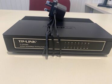 desk: TP-LINK TL-SF1016D 16-Port 10/100 Mbps Desktop Switch