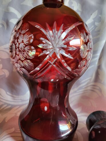 Čaše: Flasa kristal,rubin boje za zestoko pice. 60,70te. Flasa — 7