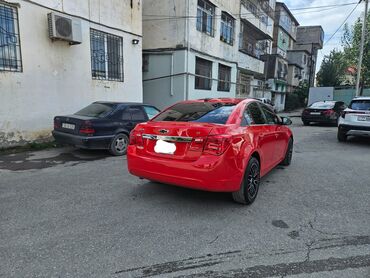 Chevrolet: Chevrolet Cruze LT sedan – parlaq qırmızı rəngdə, qara rəngli 17'' — 3
