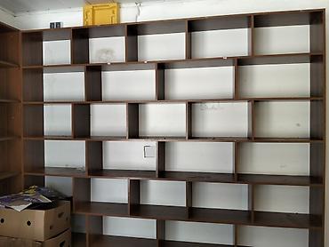 stend vitrin: Mağaza/ofis üçün divar rəfi sistemi - Material: ağac teksturalı — 4