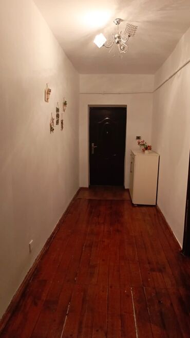 Köhnə tikili: Mənzil – geniş balkonlu, işıqlı mətbəxli - Planlama: dəhliz, yataq — 9