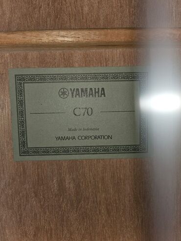 колонка микрофон: Классическая гитара Yamaha C70 с корпусом из дерева, идеально