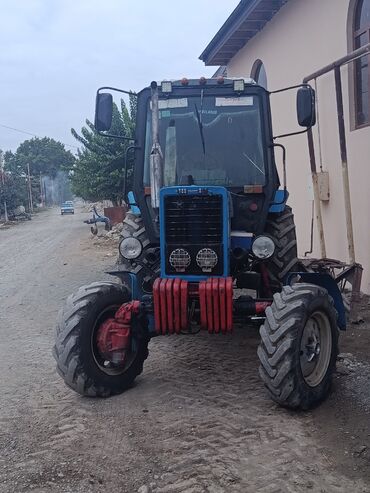 yan pərdələr: Belarus MTZ tipli təkərli traktor Xüsusiyyətlər: - Kabinli, ön və