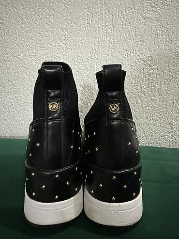 converse zenske: Ženske patike-čizme Michael Kors - Model: slip-on patike sa — 2