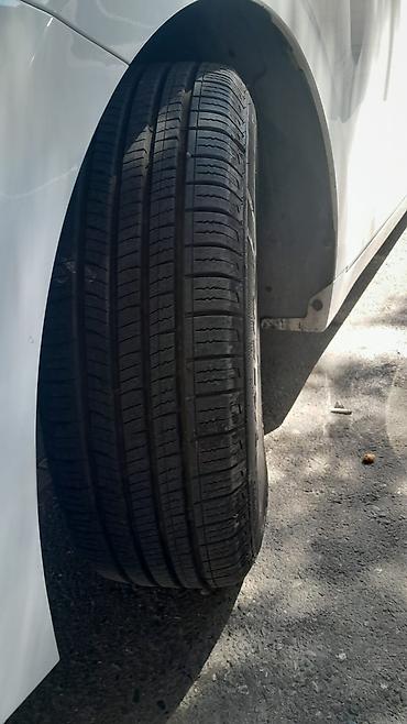 Другие автомобили: Ağ rəngli müasir sedan Xüsusiyyətlər: - Geniş və aerodinamik kuzov — 2