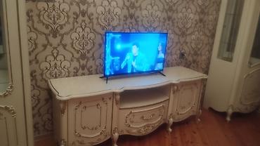 salon dolab: Klassik üslubda qonaq otağı mebel dəsti Tərkibi: - 2 ədəd vitrin şkaf — 5