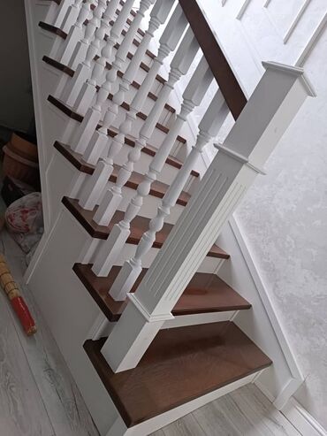 Деревянные лестницы: Деревянная лестница Для дома, Бесплатная консультация, Вид дерева: Грецский орех, Стиль: Хайтек — 25