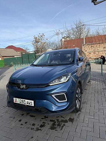 Другой электротранспорт: Электромобиль компактного класса (кроссовер) синего цвета. Кузов и — 4