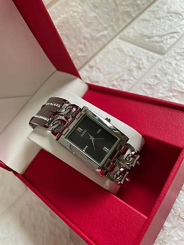 Ručni satovi: GUESS ženski ručni sat – pravougaono kućište i ukrasna narukvica sa — 16