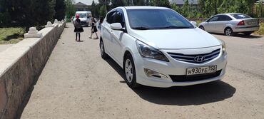 Hyundai: Белый хэтчбек Hyundai Verna с передним приводом. Автомобиль подходит