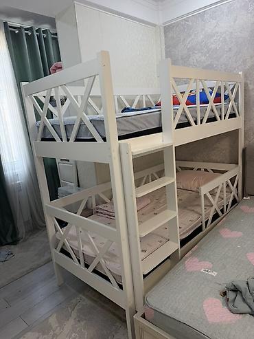bunk bed: Двухъярусная детская кровать с угловой лестницей и защитными — 2