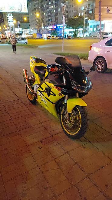 кубовый: Honda CBR600F4i (желто‑черная расцветка) - Класс: спортбайк 600 см³ — 2