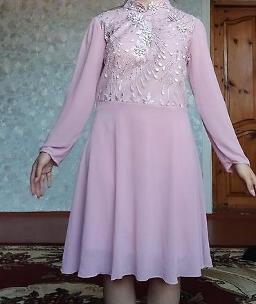 ziyafət paltar: Zərif çəhrayı rəngdə qadın donu - Model: uzunqollu, dizə qədər — 1