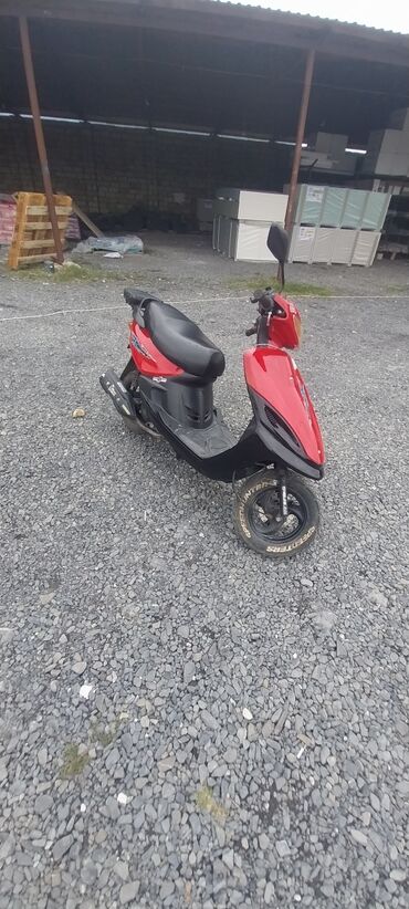 купить мопед в кредит: Qırmızı rəngli şəhər skuter/moped - Kompakt gövdə, şəhərdaxili rahat